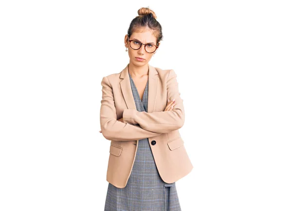 Schöne Kaukasische Frau Mit Blonden Haaren Businessjacke Und Brille Skeptisch — Stockfoto