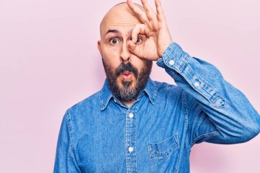 Sıradan kıyafetler giyen genç yakışıklı adam şaşırmış yüz ifadesiyle şok olmuş, parmaklarından bakan gözler. İnançsız ifade. 