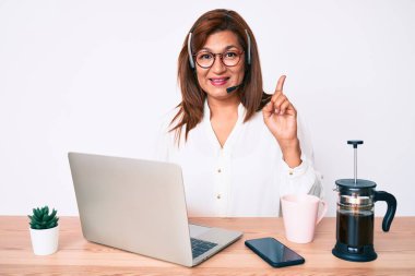 Orta yaşlı esmer, ofiste çalışan, operatör kulaklığı takan bir kadın bir fikre ya da soru işaretine şaşırdı. 