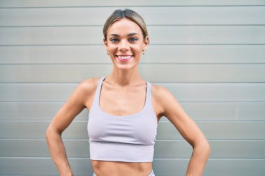 Beyaz tenli spor elbiseli kadın açık havada antrenman yapıyor.