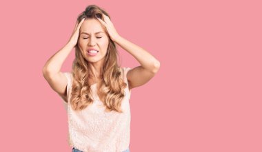 Sarışın, güzel, beyaz bir kadın. Günlük kıyafetler giyiyor. Baş ağrısı çekiyor. Çaresiz ve stresli. Eller başının üstünde.. 