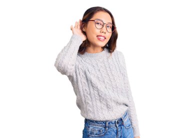 Genç, güzel Çinli bir kız. Günlük giysiler içinde. Kulaktan kulağa gülümsüyor. Sağırlık kavramı. 