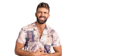 Mide bulantısı, acı verici bir hastalık yüzünden yaz kıyafetleri giyen genç İspanyol bir adam. Ağrı kavramı. 