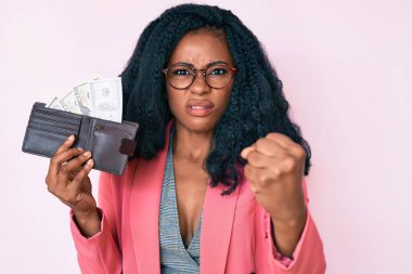 Güzel Afrikalı bir kadın cüzdanını tutarken kızgın ve sinirli bağırıyor, öfkeyle bağırıyor ve el kaldırıyor. 