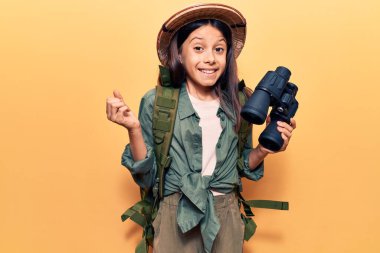 Kaşif şapkası takan güzel kız elinde dürbünle gururla bağırıyor zaferi ve başarıyı kutluyor. 