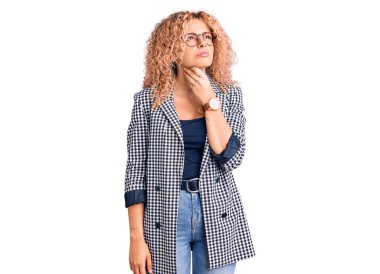 Kıvırcık saçlı, iş ceketi giyen, gözlüklü, boynu ağrıyan, gripten boğaz ağrıyan ve enfeksiyon kapmış genç bir kadın. 