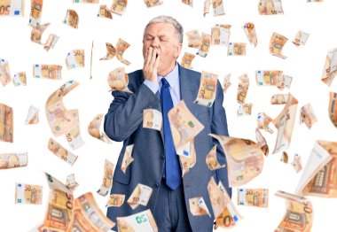 İş ceketi giyen yaşlı gri saçlı adam ağzıyla ağzını kapatmaktan sıkılmış. Huzursuz ve uykulu..