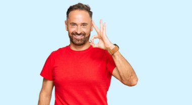 Yakışıklı, orta yaşlı, iş kıyafetleri giymiş kızgın ve kızgın bağıran sinirli, öfkeyle bağıran bir adam. öfke ve agresif konsept. 