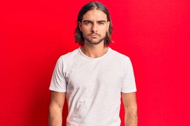 Gündelik kıyafetler giyen, kuşkucu ve gergin genç yakışıklı bir adam sorun yüzünden üzgün. negatif kişi. 