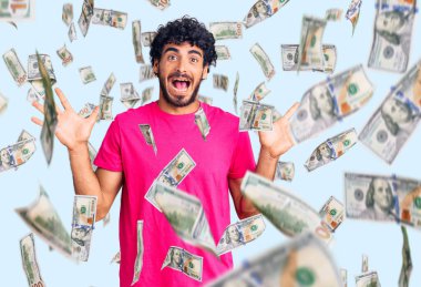 Kıvırcık saçlı ve ayı gibi rahat pembe tişörtler giyen yakışıklı genç adam çılgın kutlama yapıyor ve başarıya hayran kalıyor kolları havada ve gözleri açık heyecanla bağırıyor. Kazanan konsept
