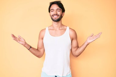 Yaz bakışı ve güneş gözlüğü takan yakışıklı İspanyol adam başarının çılgınlığını kollarını kaldırarak ve gözleri kapalı heyecanla bağırarak kutluyor. Kazanan konsept 