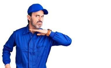 Orta yaşlı, yakışıklı, tamirci üniforması giyen, eli bıçak gibi kesen, saldırganlığı şiddetle tehdit eden bir adam. 