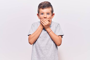 Sıradan kıyafetler giyen sevimli sarışın çocuk yanlışlıkla elleriyle ağzını kapatırken şok oldu. gizli kavram. 