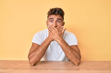 Masada oturan İspanyol asıllı genç adam yanlışlıkla ağzını kapatarak şok geçirdi. gizli kavram. 