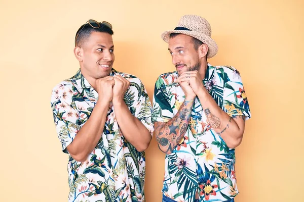Молода Гей Пара Двох Чоловіків Літньому Капелюсі Гавайська Сорочка Сміється — стокове фото