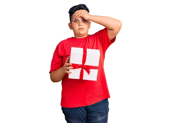 Liten Pojke Unge Hålla Gåva Stressad Och Frustrerad Med Hand — Stockfoto