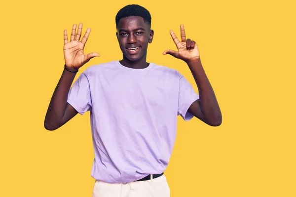 Junger Afrikanisch Amerikanischer Mann Trägt Lässige Kleidung Und Zeigt Mit — Stockfoto