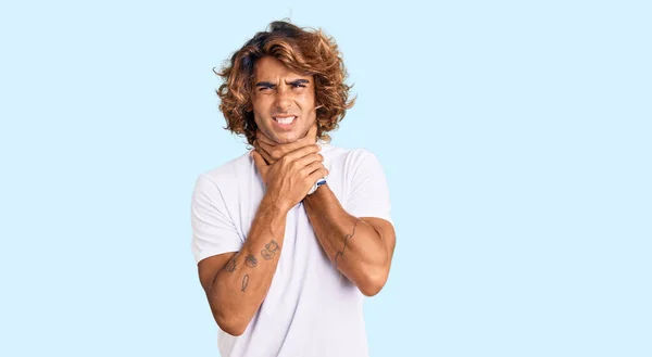 Jovem Hispânico Vestindo Camisa Branca Casual Gritando Sufocar Porque Doloroso — Fotografia de Stock