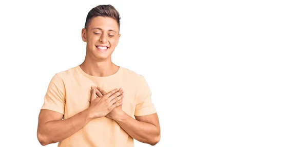 Ung Stilig Man Klädd Avslappnade Kläder Leende Med Händerna Bröstet — Stockfoto