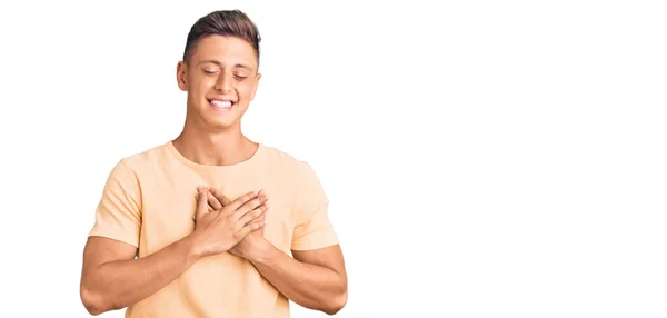 Homem Bonito Jovem Vestindo Roupas Casuais Sorrindo Com Mãos Peito — Fotografia de Stock