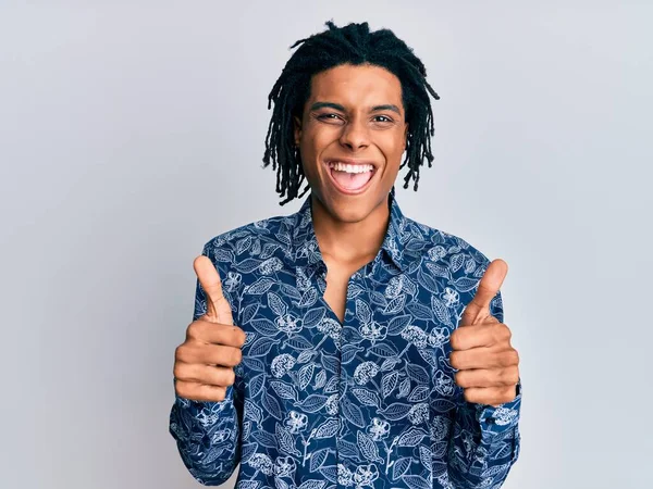 Jovem Afro Americano Vestindo Estilo Camisa Sinal Sucesso Fazendo Gesto — Fotografia de Stock