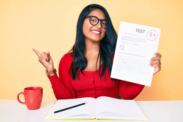 Vacker Latin Ung Kvinna Med Långt Hår Visar Godkänd Examen — Stockfoto