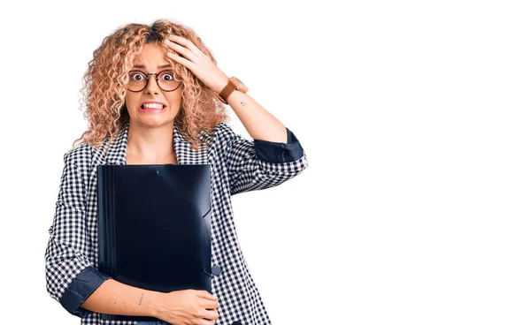 Giovane Donna Bionda Con Capelli Ricci Che Tengono Cartella Aziendale — Foto Stock