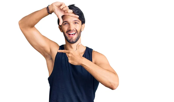 Bonito Homem Hispânico Vestindo Roupas Casuais Sorrindo Fazendo Moldura Com — Fotografia de Stock