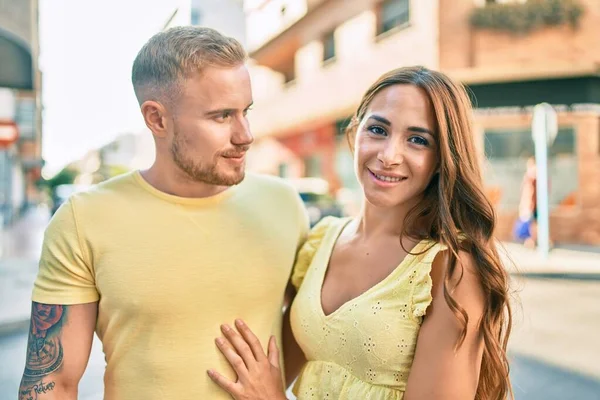 Junges Paar Lächelt Glücklich Und Umarmt Sich Auf Der Straße — Stockfoto
