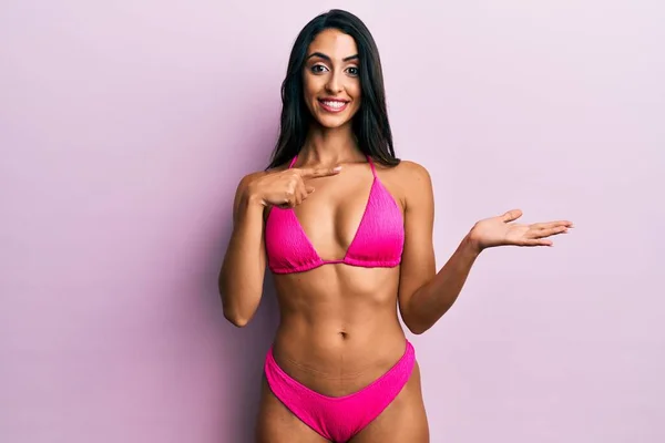 Vacker Latinamerikansk Kvinna Klädd Bikini Förvånad Och Ler Mot Kameran — Stockfoto