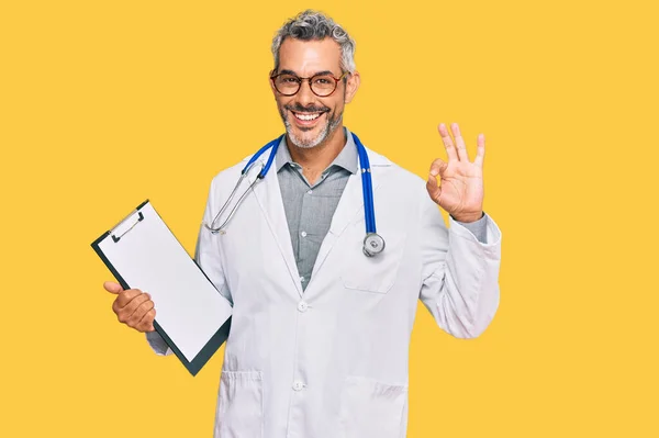 Hombre Pelo Gris Mediana Edad Con Estetoscopio Médico Sosteniendo Portapapeles — Foto de Stock