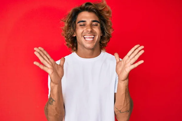 Gündelik Beyaz Tişört Giyen Genç Spanyol Adam Başarının Çılgınlığını Kutluyor — Stok fotoğraf
