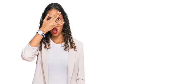 Joven Afroamericana Americana Usando Ropa Negocios Asomándose Shock Cubriendo Cara —  Fotos de Stock