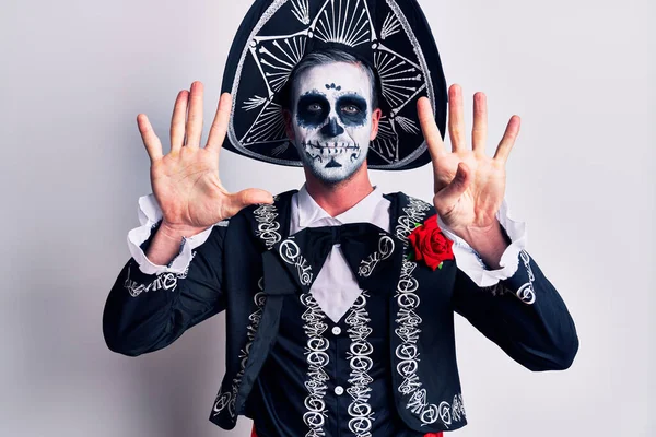 Jeune Homme Portant Jour Mexicain Costume Mort Sur Blanc Montrant — Photo