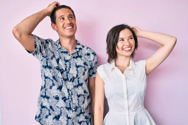 Casal Bonito Vestindo Roupas Casuais Sorrindo Confiante Tocando Cabelo Com — Fotografia de Stock