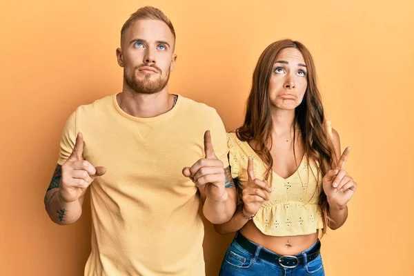 Casal Jovem Namorada Namorado Abraçando Juntos Apontando Para Cima Olhando — Fotografia de Stock