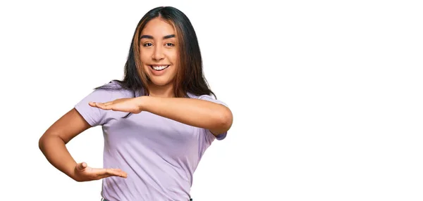 Young Latin Woman Wearing Casual Clothes Gesturing Hands Showing Big — Stock Photo, Image