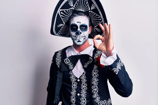Tânărul Care Poartă Ziua Mexicană Costumului Mort Peste Alb Zâmbind — Fotografie, imagine de stoc