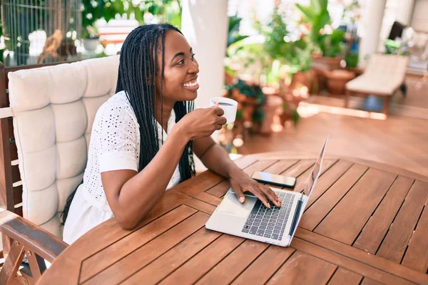 Joven Mujer Afroamericana Sonriendo Feliz Trabajando Usando Laptop Bebiendo Café —  Fotos de Stock