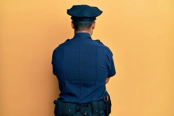 Bonito Homem Hispânico Vestindo Uniforme Policial Para Trás Olhando Para — Fotografia de Stock