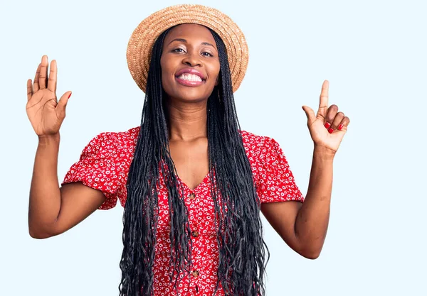年轻的非洲裔美国女人头戴夏帽 头戴七号手指 面带微笑 自信而快乐 — 图库照片