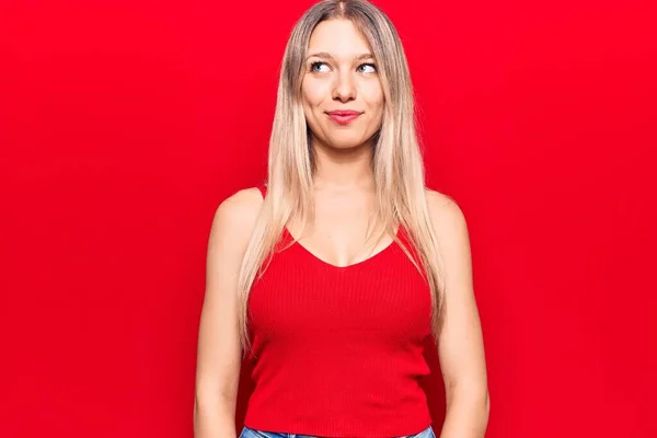 Mujer Rubia Joven Vistiendo Ropa Casual Sonriendo Mirando Hacia Lado —  Fotos de Stock