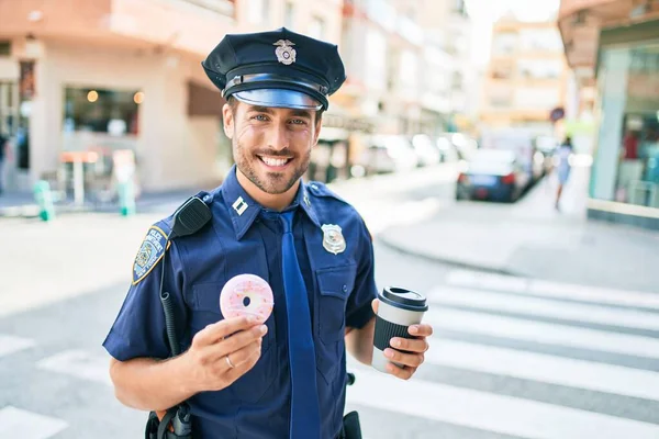 잘생긴 야만인 경찰관이 제복을 행복하게 있습니다 도넛을 커피를 마시며 거리를 — 스톡 사진