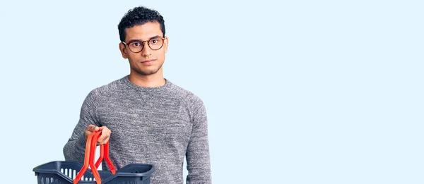 Hispano Joven Guapo Sosteniendo Cesta Compra Del Supermercado Pensamiento Actitud —  Fotos de Stock