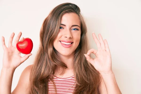 Schöne Junge Kaukasische Frau Mit Herz Macht Zeichen Mit Den — Stockfoto