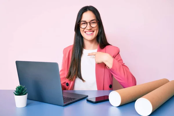 Ung Kaukasisk Kvinna Sitter Vid Skrivbordet Och Arbetar Med Bärbar — Stockfoto