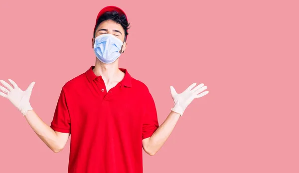 Teslimat Üniforması Giyen Sağlık Maskesi Takan Genç Spanyol Adam Başarının — Stok fotoğraf