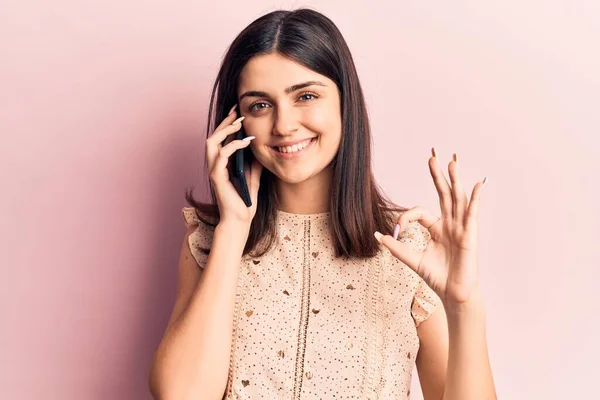 Joven Hermosa Chica Teniendo Conversación Hablando Teléfono Inteligente Haciendo Signo —  Fotos de Stock
