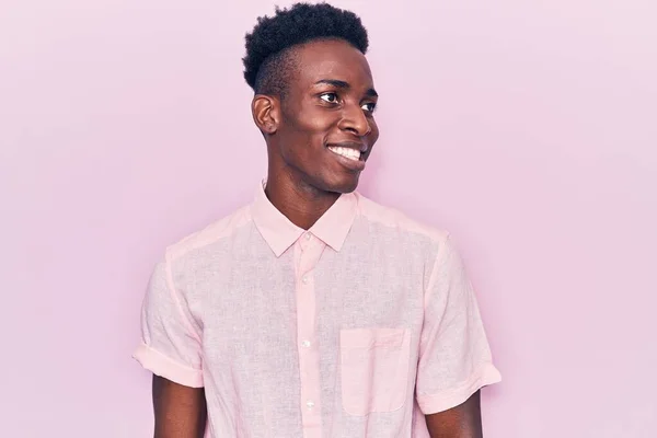 若いアフリカ系アメリカ人の男性の顔に笑顔で横に見えるカジュアルな服を着て 自然な表情 自信を持って — ストック写真
