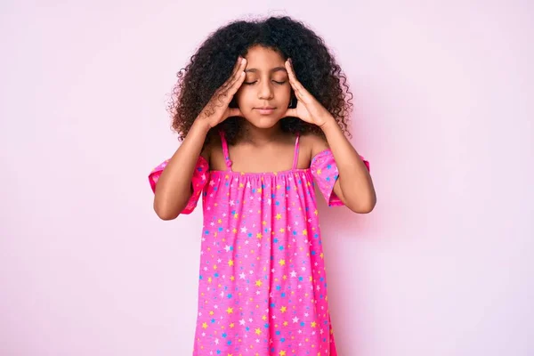 ストレスが原因で頭の痛みのために頭の上に手でカジュアルなドレスを着て巻き毛を持つアフリカ系アメリカ人の子供 片頭痛 — ストック写真